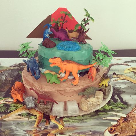 Dino cake Dinosaur Volcano Cake, Dinosaur Volcano, Dinosaur Birthday Party Food, Rapunzel Birthday Cake, Dino Birthday Cake, Jurassic Park Birthday Party, Volcano Cake, Dinosaur Birthday Party Decorations, Dino Cake