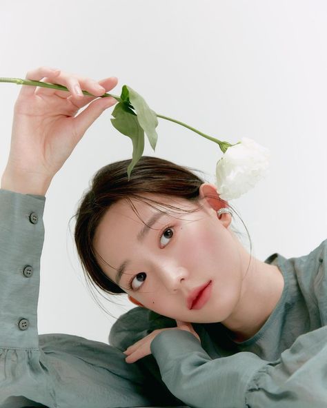 Music Photoshoot, Korean Photoshoot, Embrace Natural Beauty, Flower Photoshoot, Studio Poses, 사진 촬영 포즈, Creative Shot, Beauty Photoshoot, Model Poses Photography