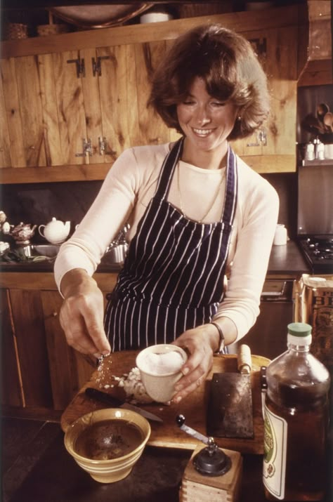 Happy Birthday, Martha Stewart: 20 Vintage Photos of the DIY Icon | Vogue Martha Stewart Kitchen, Hampton Estates, Turkey Hill, Martha Stewart Home, Birthday Hats, Thanksgiving Cooking, Kitchen Skills, Photo Birthday, Martha Stewart Living