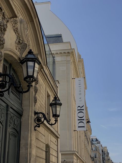 Dior Store Paris, Dior Paris Aesthetic, Dior Exhibition Paris, Dior Vibes Aesthetic, La Galerie Dior Paris, Dior Galerie Paris, Dior Store Aesthetic, Dior Paris Store, Dior Things