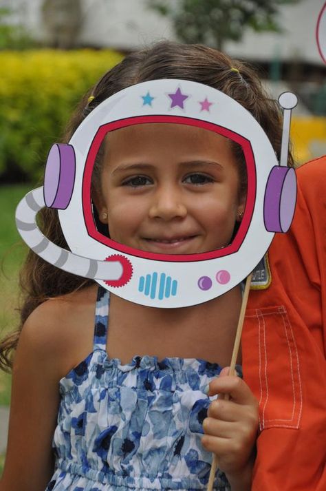 Space Photo Booth, Outer Space Photos, Alien Eyes, Rocket Party, Space Crafts For Kids, Astronaut Party, Astronaut Helmet, Space Theme Party, Outer Space Party