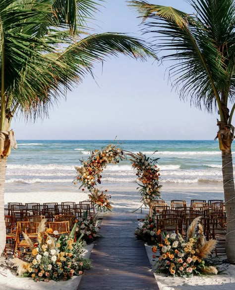 Costa Rica Wedding Venues, Aruba Wedding, Outdoor Beach Wedding Reception, Elegant Beach Wedding, Beach Wedding Aesthetic, Hawaiin Wedding, Spring Beach Wedding, Wedding Walkway, Outdoor Beach Wedding