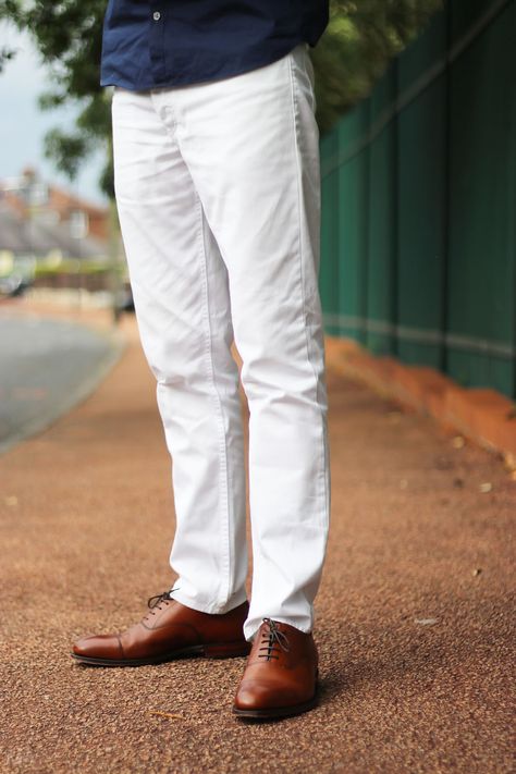 Men’s White Jeans Outfit, Mens White Jeans Outfit, White Pants Outfit Men Casual, White Chinos Men Outfits, Mens White Pants Outfit, White Jeans Outfit Men, White Pants Outfit Men, Mens White Jeans, 50s Men