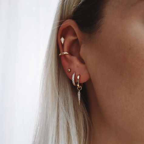 Ušný Piercing, Anti Helix Piercing, Piercing Lobe, Constellation Piercings, Piercing Conch, Ear Art, Cool Ear Piercings, Pretty Ear Piercings, Tragus Conch