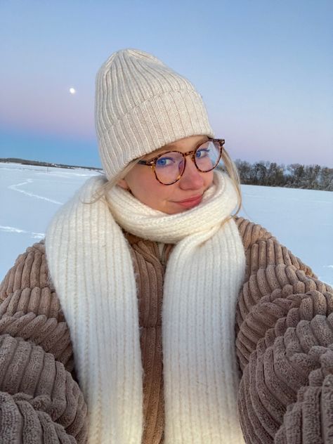 a selfie at sunset with an aesthetic outfit. a beanie, scarf, a puffer jacket, and glasses White Beanie Outfit Winter, Outfits With Binnie, Cream Beanie Outfit, White Scarf Outfit Winter, Cream Scarf Outfit, Aesthetic Scarf Outfit, Scarf Puffer Jacket, White Beanie Outfit, Kashmir Winter