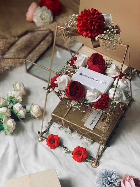 Rose Ideas, Eid Ideas, Hamper Ideas, Floral Mirror, Wedding Gifts Packaging, Wife To Be, Beautiful Perfume, Gift Packing, Small Tray