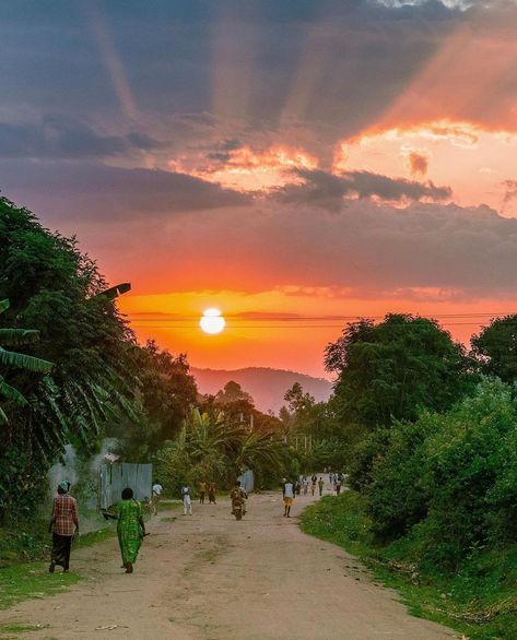 1,986 likes, 21 comments – We African Nations (@we_african_nations) on Instagram: "Beautiful Sunset in Ethiopia 🇪🇹 😍 📸 @abenezer_israel #ethiopia #weafricannations #africa #eastafrica" Africa Village, Village Aesthetic, African Aesthetic, African Village, Summer Abroad, Africa Art, Punk Girl, Missions Trip, Village Life