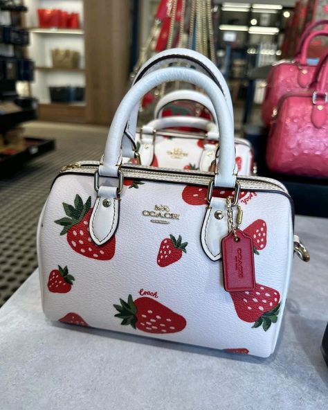 Strawberry Coach Bag, Coach Strawberry, Strawberry Purse, Barbie Pool, Strawberry Stuff, Coach Purses Outlet, Pretty Purses, Cream Bags, Handbag Essentials