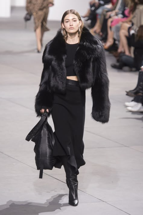 Michael Kors Fall 2017 Fashion Week Looks, Fur Jacket Outfit, Black Fur Jacket, Fur Outfit, Michael Kors Fall, Fashion Week Outfit, All Black Outfit, Looks Chic, Fur Fashion