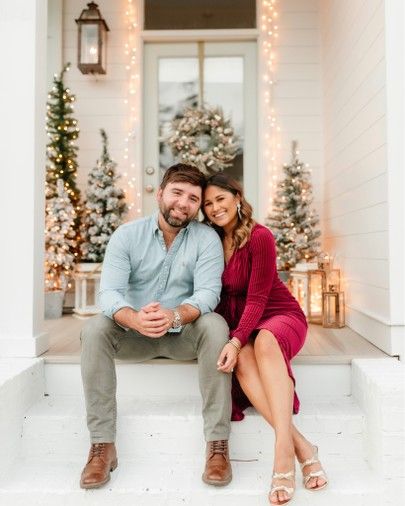 Front Door Christmas Photo Shoot, Front Porch Christmas Photo Shoot, Christmas Porch Family Photos, Front Door Family Photos, Family Holiday Photos Front Porch, Outdoor Christmas Photoshoot Ideas Mini Sessions, Christmas Card Photo Ideas For Couples At Home, Christmas Card Outfits Couple, Front Porch Christmas Card Photo