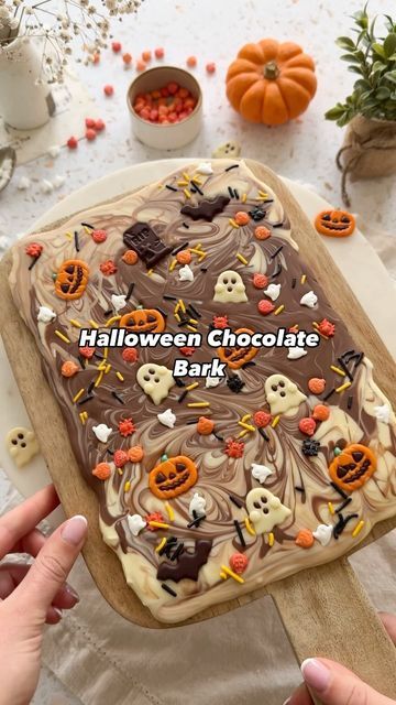 Halloween Chocolate Bark, Chocolate Bark Christmas, Halloween Treats To Make, Kids Treats, Holiday Kids, Halloween Treats Easy, Kids Treat, Cooking Chocolate, Halloween Chocolate