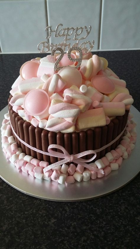 Birthday Cake With Marshmallows, Cake With Marshmallows Decoration, Marshmallow Cake Decoration, Marshmallow Birthday Cake, Tårta Design, Sweetie Cake, Kitkat Cake, Marshmallow Cake, Candy Cakes