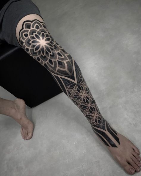 Geometric Mandala Leg Tattoo, Dot Work Leg Tattoo, Geometric Tattoo Leg, Armpit Tattoo, Dotwork Tattoo Mandala, Geometric Tattoo Sleeve Designs, Indian Feather Tattoos, Shoulder Sleeve Tattoos, Cool Tattoo Drawings