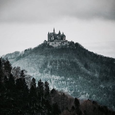 pinterest::strangereality Medieval Aesthetic, Outdoor Photographer, Mobile Photo, A Castle, Fantasy Aesthetic, Travel The World, Story Inspiration, Narnia, Landscape Photos