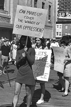 Zoom of a pic of a feminist protest. really like the placard Michael Townley, Feminism Photography, Feminist Protest, Second Wave Feminism, Feminism Poster, 60s Vibe, Protest Posters, Protest Art, Protest Signs