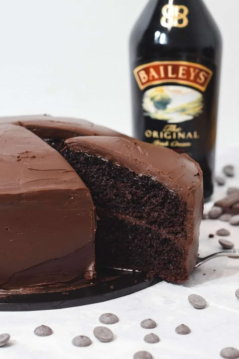 Baileys Chocolate Cake Recipe, Baileys Hot Chocolate Cake Recipe, Baileys Irish Cream Chocolate Cake, Bailey Cake Recipe, Bailey Chocolate Cake, Baileys Hot Chocolate Cake, Baileys Cake Recipe Irish Cream, Chocolate Baileys Cake, Baileys Chocolate Cake