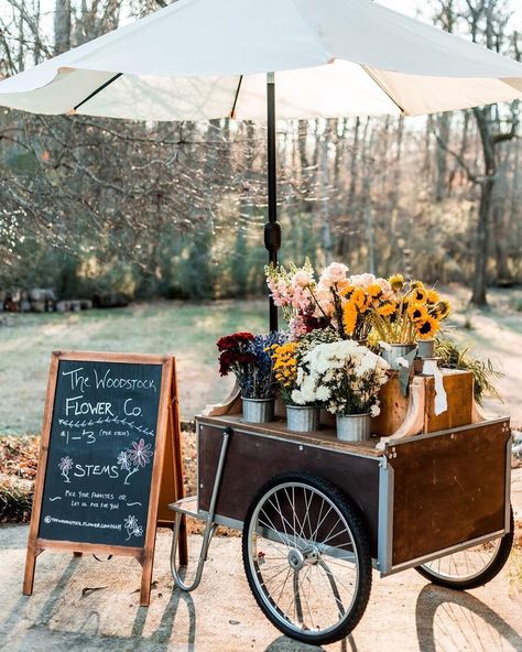 Farmers Market Stand, Farmers Market Flowers, Teacup Flowers, Farmers Market Display, Cut Flower Farm, Flower Cart, Flower Farmer, Flower Bar, Flower Studio