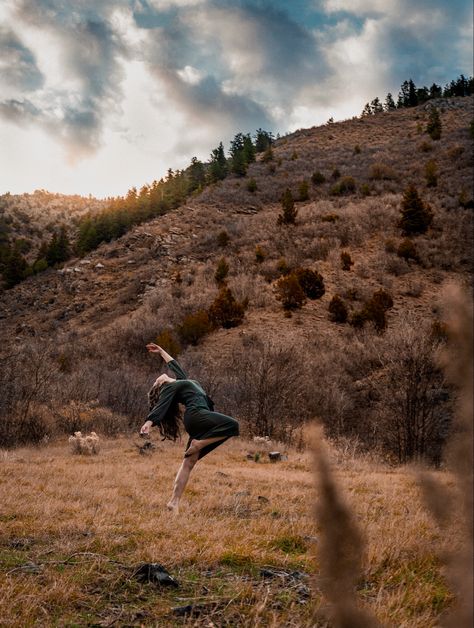 Ballerina dancing creative poses freedom mountains photoshoot dance Dance Nature Photoshoot, Dancing In The Forest, Dancing In Nature, Ecstatic Dance, Free Spirit Photography, Outdoor Dance Photography, Modern Dance Photography, Wow Painting, Dance Senior Pictures