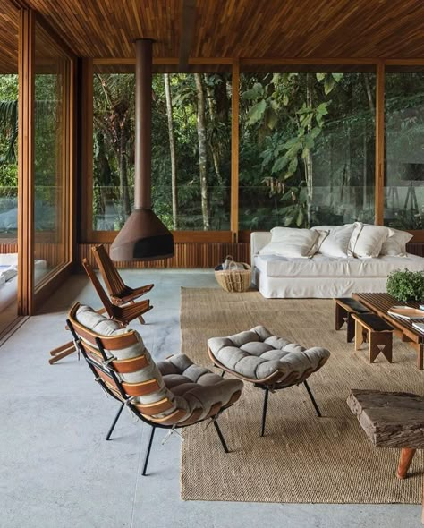 Living Room With Open Kitchen Decor, Glass Reading Room Sunrooms, 1970s Mid Century Modern House, 1970s Revival Interior Design, Mid Century House Interior, Brazilian Interior Design, Mid Century Tropical, Nature Homes, 60s Interior