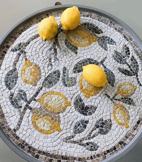 Mosaic Art Beginners, Easy Mosaic Patterns Using Square Tiles, Mosaic Ideas Beginner, Mosaic Coffee Table, Mosaic Art Diy, Mosaic Art Projects, Mosaic Tile Art, Mosaic Design, Mosaic Artwork