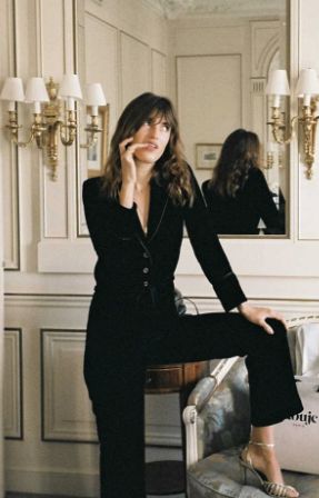 black pantsuit Jeanne Damas Nails, Parisian Cocktail Outfit, Jeane Damas Outfits, Jeanne Damas Street Style, Jeanne Damas Winter, French Party Outfit, Damas Style, Jeanne Damas Style, Casual Chic Fashion