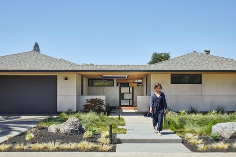 A Japanese Zen Garden Is the Stunning Centerpiece of this Midcentury Modern Home Remodel - SPACES Magazine Mid Century Modern Landscaping Front Yard, Japanese Style Front Yard, Japanese Exterior Design Modern, Zen Exterior House, Zen Garden Front Yard, Modern Home Remodel, Shingles Roof, Stucco Siding, Japanese Zen Garden