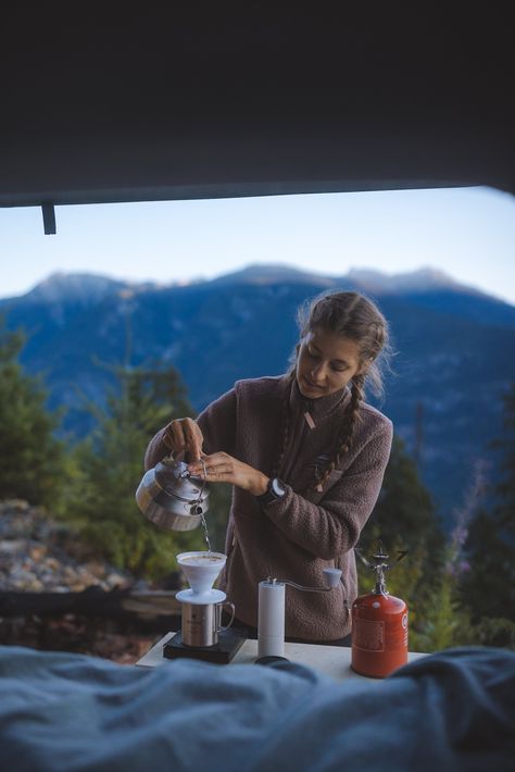 If you love coffee, camping, and backcountry hiking, this is for you. Learn how to make coffee when camping three different ways. These are my favorite ways to make coffee camping after years of perfecting my craft. | how to make camp coffee | how to make coffee at camp | backcountry coffee | camp coffee how to make | how to make coffee while camping | how to make hot coffee when camping | camp coffee hacks Outdoor Camping Style, Outdoor Fall Outfits, Outdoorsy Lifestyle, Hiking Coffee, Camping Photoshoot, Outdoor Adventure Photography, Outdoors Lifestyle, Camping Girl, Camping Lifestyle