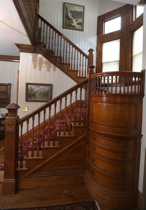 Victorian Stairs, Victorian Staircase, Victorian Home Decor, Victorian Style Homes, Victorian Bedroom, Victorian Interior, Victorian Interiors, Victorian Farmhouse, Modern Victorian