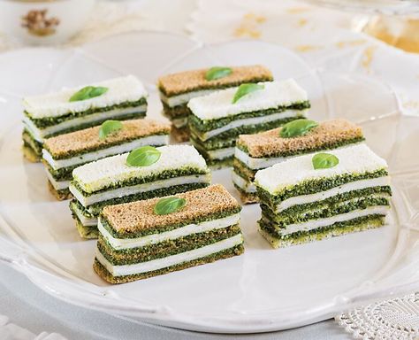 Pesto Tea Sandwich, Turkey Tarragon Tea Sandwich, Tea Sandwiches Aesthetic, Turkey Tea Sandwiches, Strawberry Tea Sandwiches, Finger Sandwich Recipes, English Tea Sandwiches, Tea Party Snacks, Black Fae