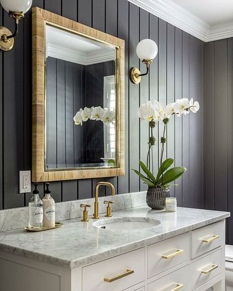 I think I'm in love with that mirror... no, seriously!! 💓 Oh, and the black vertical shiplap with those great sconces and brass hardware… Bathroom Vanity Lighting Sconces, Transitional Powder Room, Powder Room Remodel, Shiplap Bathroom, Bathroom Sink Taps, Powder Room Design, Home Luxury, Trendy Bathroom, Décor Boho