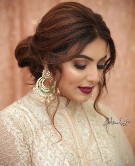 Big Forehead Bridal Hairstyles Indian, Bridal Indian Hairstyles, Beats Hairstyle, Hair Styles For Marriage Function, Punjabi Makeup Looks, Hairstyle For Chubby Face Indian Wedding, Eyeliner Looks Tutorial, Punjabi Look Hairstyle, Makeup Ideas Matte