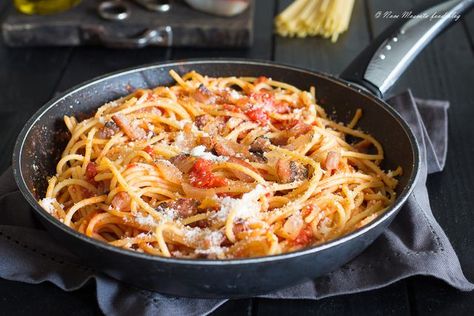 Amatriciana ricetta originale | Noce Moscata | Bloglovin’ Spaghetti Pasta, Linguine, Fried Food, Gnocchi, Pasta Dishes, Food Hacks, Italian Recipes, Pesto, Food Blog