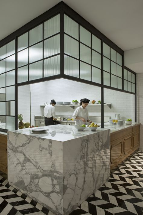 Floor Inspiration, Restaurant Kitchen Design, Restaurant Flooring, Kitchen Glass, Counter Design, Modern Restaurant, Bar Design Restaurant, Kitchen Marble, Restaurant Kitchen