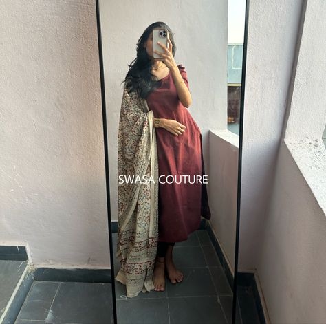 Maroon plain kurta with kalamkari dupatta Fashion For Beginners, Kalamkari Dupatta, Simple Indian Suits, Plain Kurta, Dress Designs For Stitching, Kurti Fashion, Stylish Kurtis Design, Simple Frocks, Churidar Designs