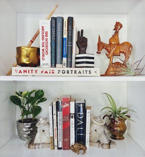 15 Eclectic Design and Home Decor Ideas Modern Shelf Design, Nyc Rooms, Shelf Arrangement, Shelf Decor Living Room, Bookcase Styling, Boho Life, Bookshelf Styling, How To Mix, Bookshelf Decor