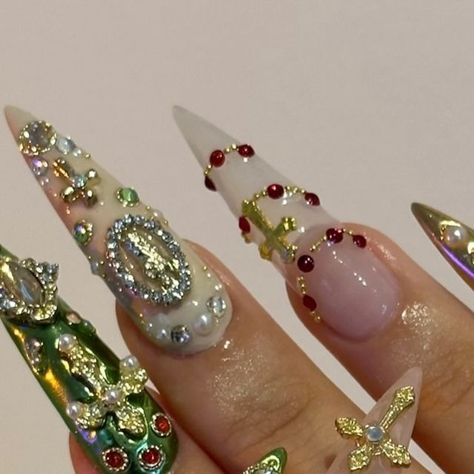 ·:*¨༺ 𝕹𝖆𝖎𝖑𝖘 𝖇𝖞 𝕬𝖑𝖊𝖊𝖘𝖍𝖆𝖍 ༻¨*:· on Instagram: "Rosary nails 👑⚜️✨

༺｡° ♱ ° ｡༻

#luxurynails #stilettonails #goldnails #maximalistnails #nailartist #nailartwow #nailart" Rosary Nails, Bridgerton Inspired, Rosary, Gel Nails, Nails, On Instagram, Instagram