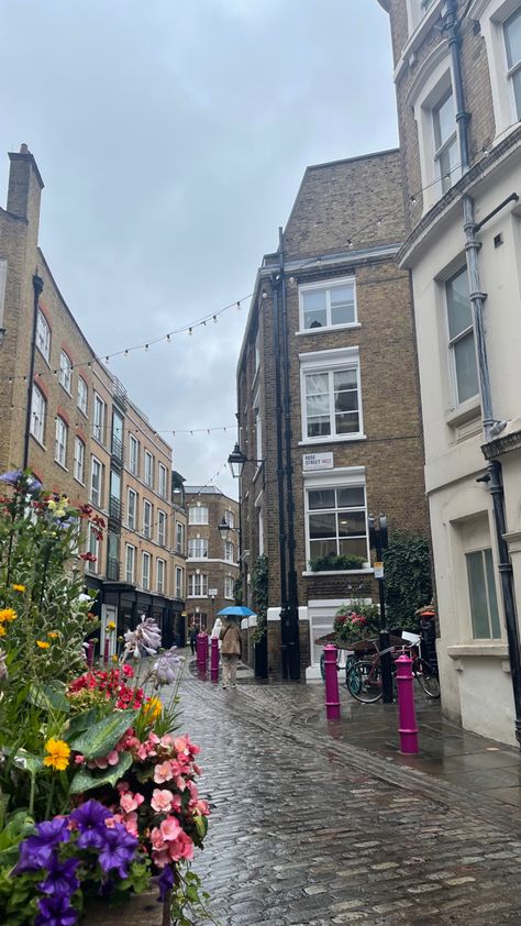 A street in london with nice bulidings an cloudy waether London Village Aesthetic, Rainy London Aesthetic, Rainy Day London, Cloudy Day Aesthetic, Cozy London, London Core, Rainy Aesthetic, London Village, Rainy London