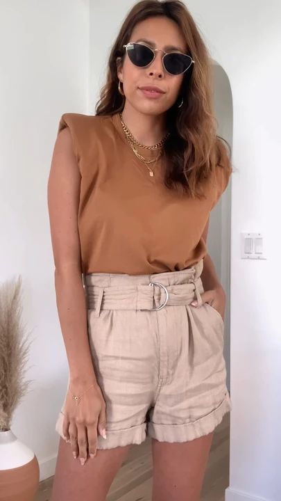 Shoulder Pad Top Outfit, Outfits Calor, Shoulder Pad Top, Celeb Outfits, Paper Bag Shorts, Style Steal, Linen Paper, Beige Top, Bone White