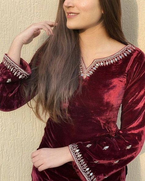 Embroidery On Velvet Suits, Velvet Suit Design, Venomous Snakes, Lace Dress Design, Velvet Dress Designs, Pakistani Dresses Casual, Pakistani Fashion Party Wear, Beautiful Pakistani Dresses, Mode Abaya