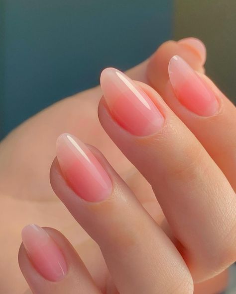 A short Russian manicure Design Toenails, American Manicure Nails, Manicure Short, Russian Manicure, Matte Nail Art, Pink Manicure, Classy Nail Designs, Nail Effects, Claw Nails