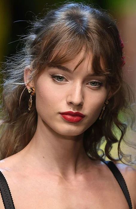 Makeup Bold, French Makeup, Bronde Hair, Bold Lip, Red Lip Makeup, Minimal Makeup, Spring Makeup, Haircuts With Bangs, Red Lipstick