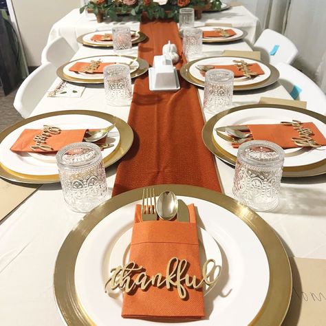 Thanksgiving Dinner Table Setting, Thanksgiving Dinner Table Decorations, Simple Thanksgiving Table, Friendsgiving Dinner Party, Dinner Place, Place Settings Thanksgiving, Thanksgiving Plates, Dinner Places, Friendsgiving Dinner