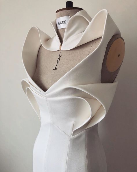 BEWDE © on Instagram: “Finished dress close up. The structured elements are cut completely on the bias so that the fabric rolls neatly on the curves to avoid…” Fashion Draping, Fabric Rolls, Draping Fashion, Futuristic Fashion, Online Course, School Fashion, Mode Inspiration, Fashion Drawing, Fashion Sewing