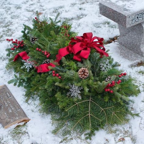 Christmas Grave Blankets, Diy Grave Blankets, Beautiful Grave, Grave Blanket, Evergreen Swag, Gravesite Decorations, Grave Flowers, Cemetery Decorations, Grave Decorations