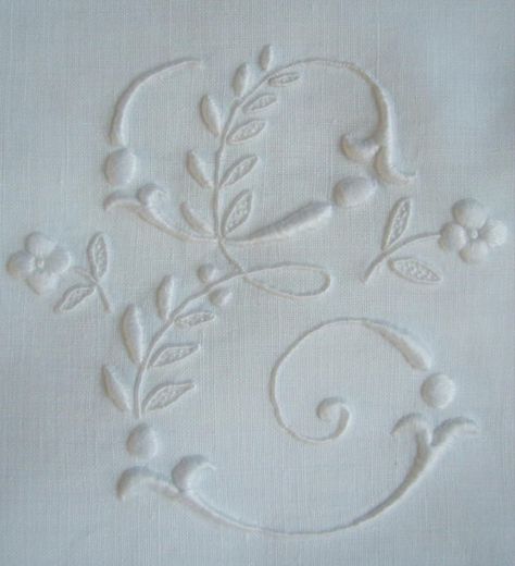 E alphabet sajou, 10 cm de haut E Alphabet, B Alphabet, Embroidery Alphabet, Embroidered Napkins, Embroidery Letters, Hand Embroidery Flowers, Embroidery Monogram, Embroidered Monogram, Embroidery Flowers Pattern