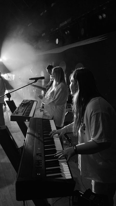 piano 🎹 Christian Worship Aesthetic Pictures, Christian Ministry Aesthetic, Worship Band Aesthetic, Worship Leader Aesthetic, Praise And Worship Aesthetic, Ministry Aesthetic, Youth Group Aesthetic, Church Photoshoot, Worship Aesthetic