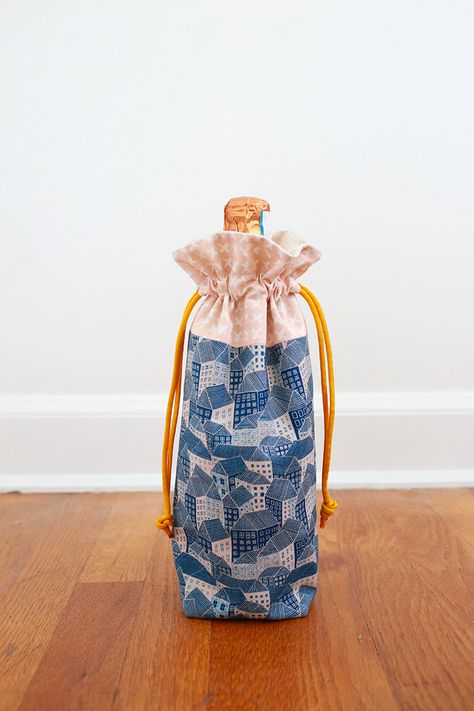 In Color Order: Wine Bottle Drawstring Gift Bag Tutorial Fabric Bottle Bags, Wine Bottle Gift Bags To Sew, Wine Bottle Bag Pattern Free Sewing, Fabric Gift Bags Diy, Bottle Bag Sewing Pattern, Wine Bottle Bags Pattern, Wine Bag Diy, Fabric Wine Bottle Bag, Wine Bag Pattern