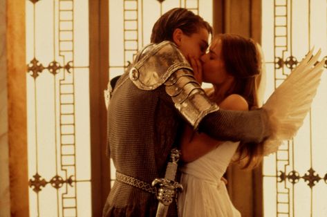 The Best Movie Kisses of All Time Romeo And Juliet Costumes, Lady Capulet, Romeo Montague, Romeo Juliet 1996, Juliet Movie, Juliet Capulet, Movie Kisses, Baz Luhrmann, Claire Danes