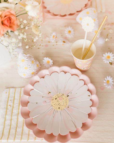 Daisy Birthday Party Ideas, Daisy Birthday Party, Panel Backdrop, Daisy Baby Shower, Flower Birthday Party, Daisy Birthday, 1st Birthday Girl Decorations, Daisy Party, Floral Birthday Party