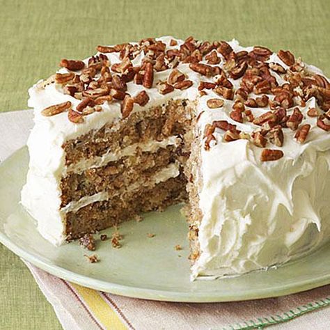 Hummingbird Cake - This classic cake has become the most requested recipe in Southern Living history: http://bit.ly/1tpoYHx Hummingbird Cake Southern Living, Hummingbird Cake Recipe, Recipes Deserts, Hummingbird Cake Recipes, Tomlinson Family, Italian Cream Cakes, Hummingbird Cake, Gateaux Cake, Fudge Cake